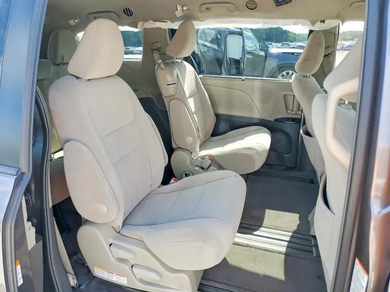 2017 TOYOTA SIENNA LE  