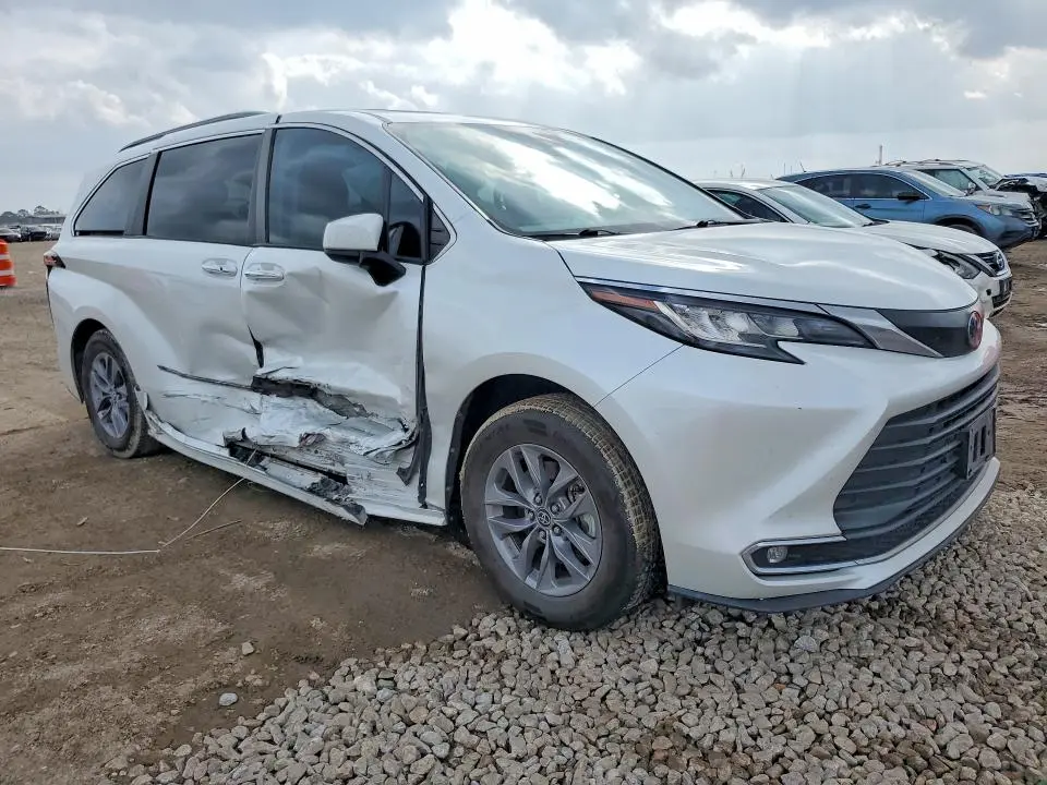 2022 TOYOTA SIENNA XLE  