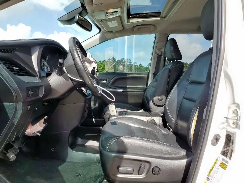 2019 TOYOTA SIENNA SE  
