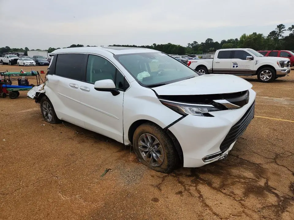 2022 TOYOTA SIENNA XLE  