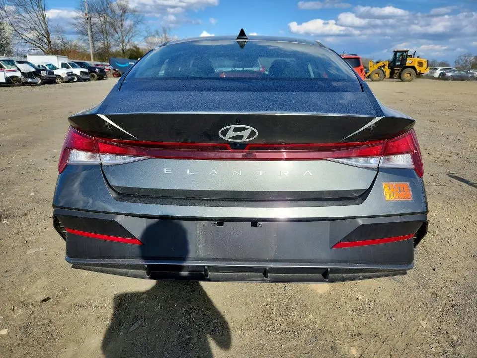 2025 HYUNDAI ELANTRA SE   