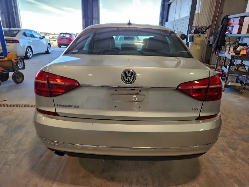 2016 VOLKSWAGEN PASSAT SE  
