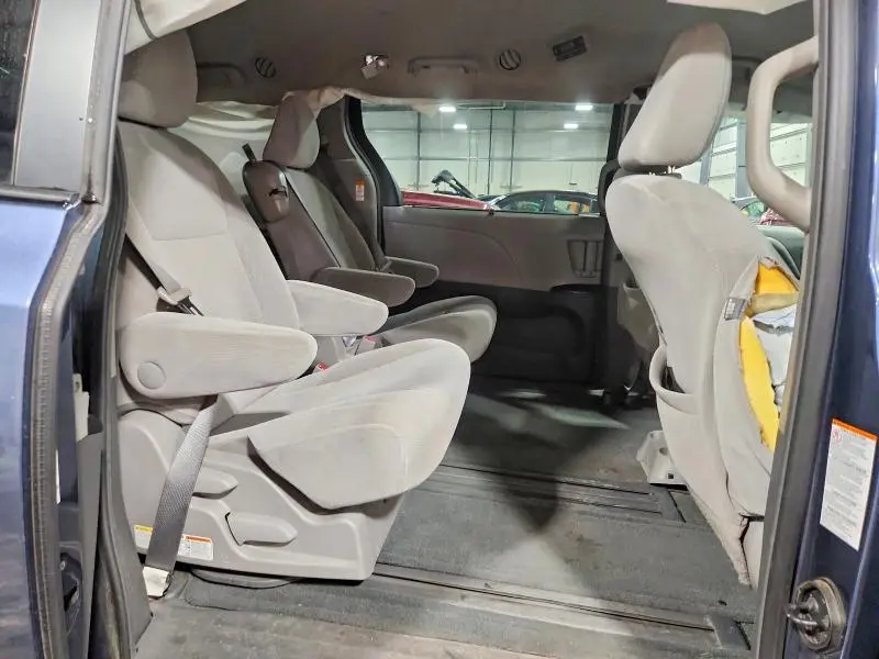 2016 TOYOTA SIENNA LE  