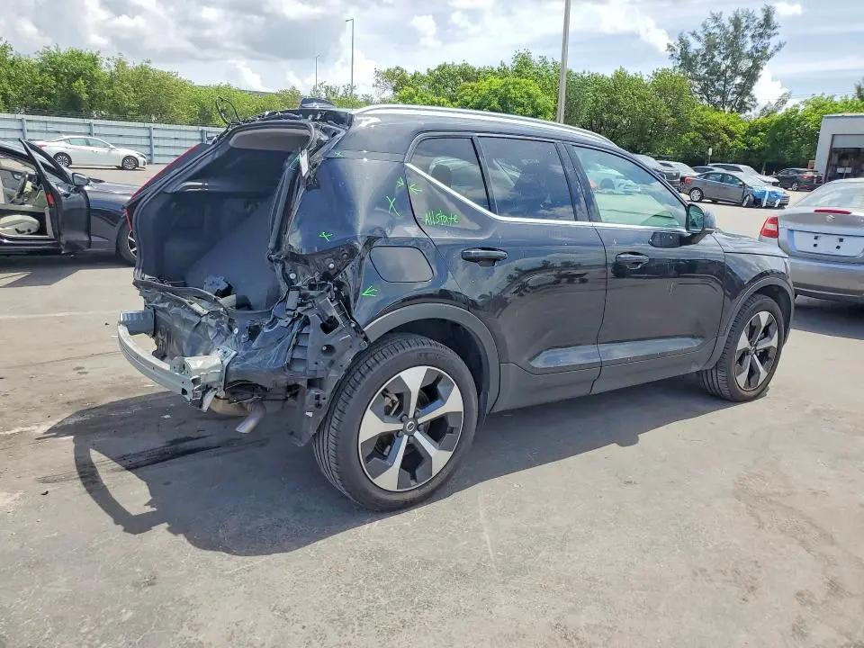 2025 VOLVO XC40 CORE  