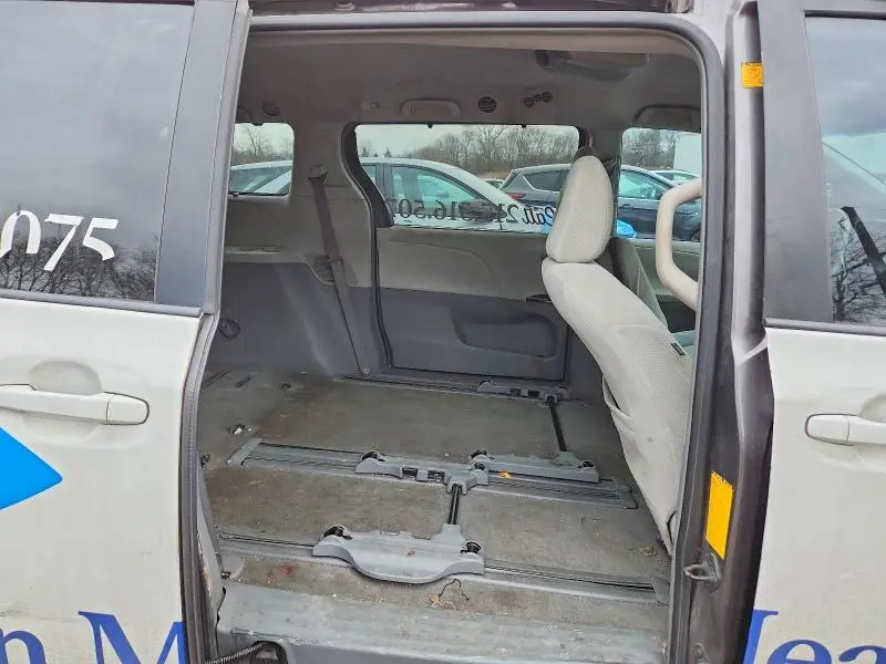 2011 TOYOTA SIENNA LE 8-PASSENGER  