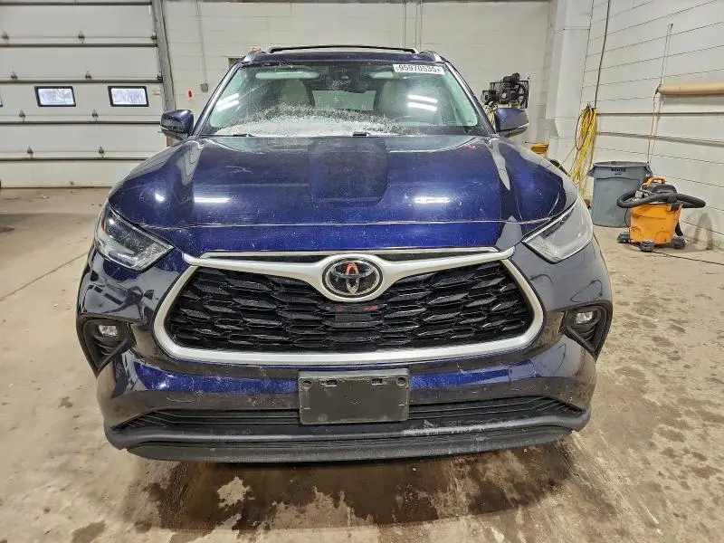 2021 TOYOTA HIGHLANDER XLE  
