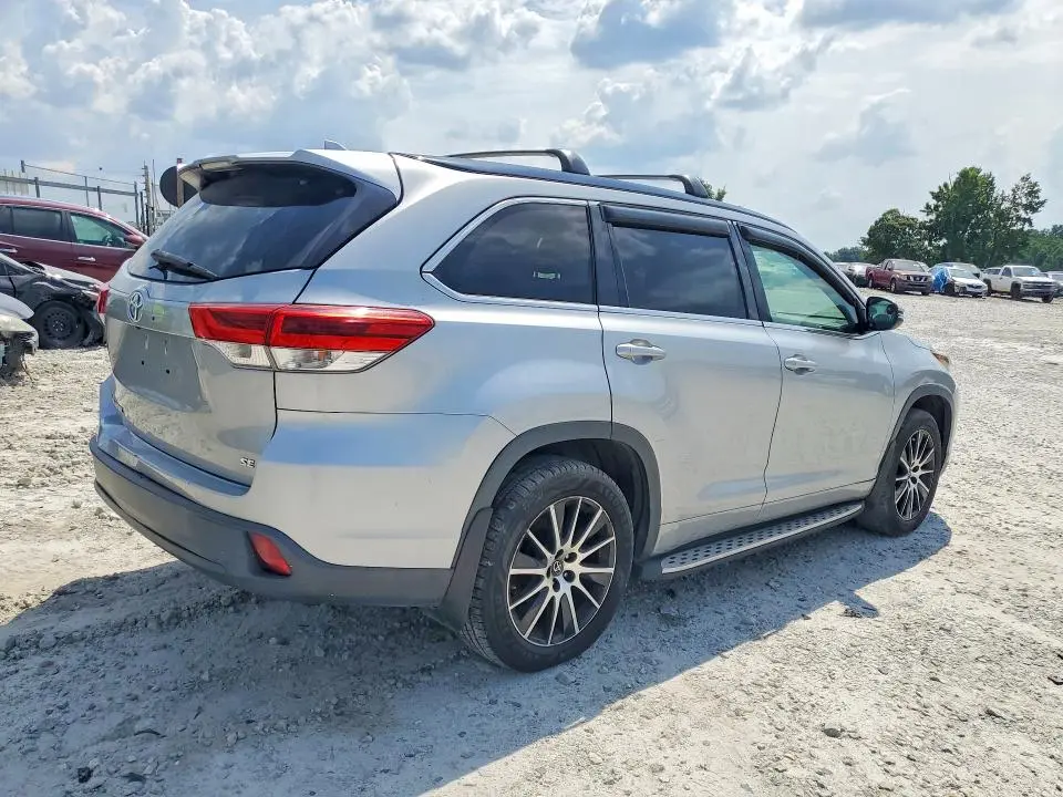 2017 TOYOTA HIGHLANDER SE  