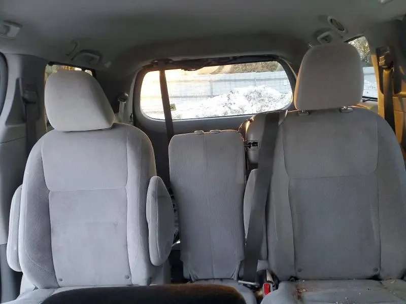 2016 TOYOTA SIENNA LE  