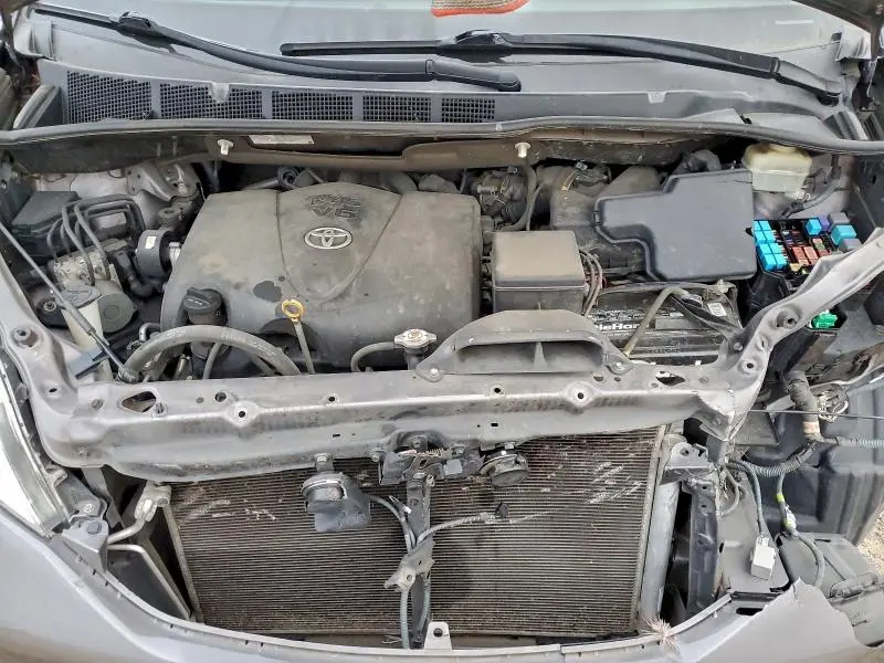 2017 TOYOTA SIENNA LE  