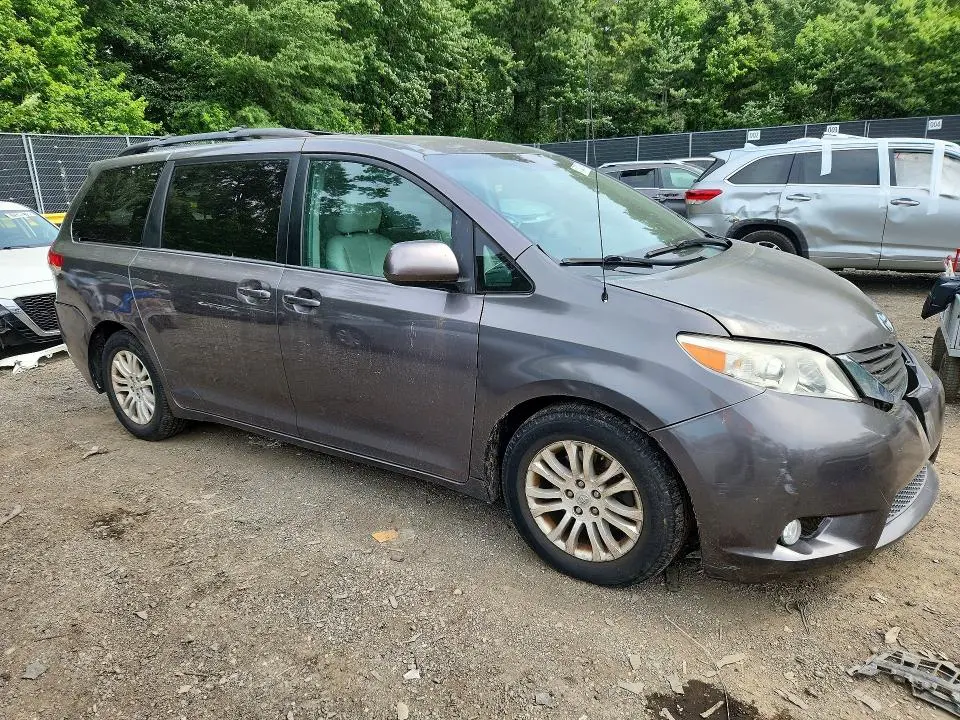 2013 TOYOTA SIENNA XLE 8-PASSENGER  