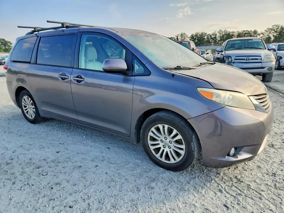 2013 TOYOTA SIENNA XLE 8-PASSENGER  