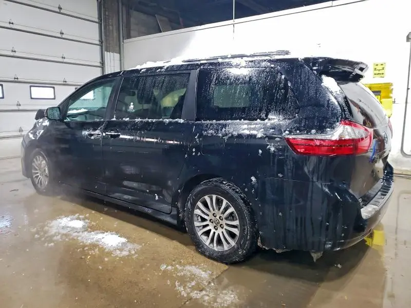 2020 TOYOTA SIENNA XLE  