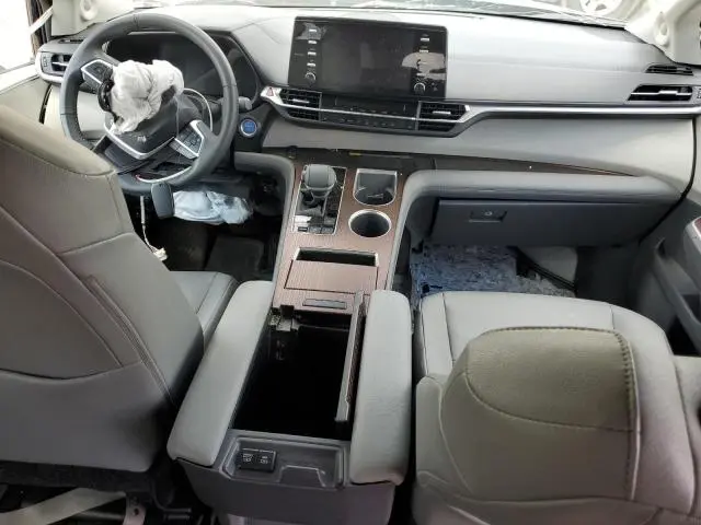 2022 TOYOTA SIENNA XLE  