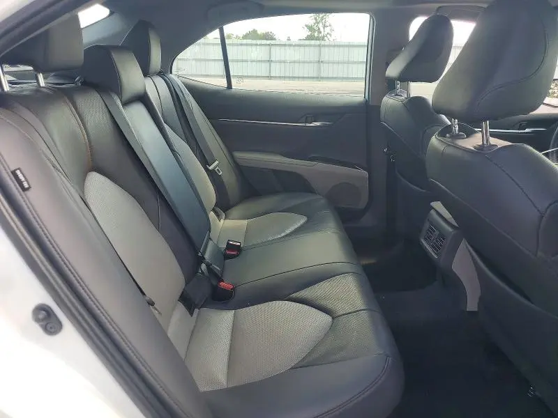 2020 TOYOTA CAMRY XLE  