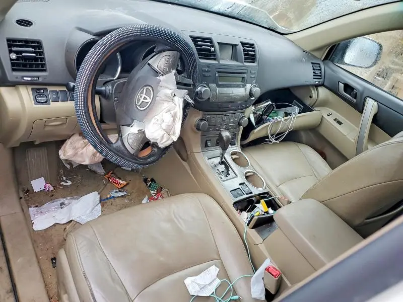 2010 TOYOTA HIGHLANDER SE  