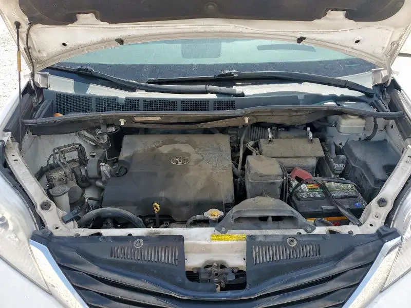 2014 TOYOTA SIENNA LE  