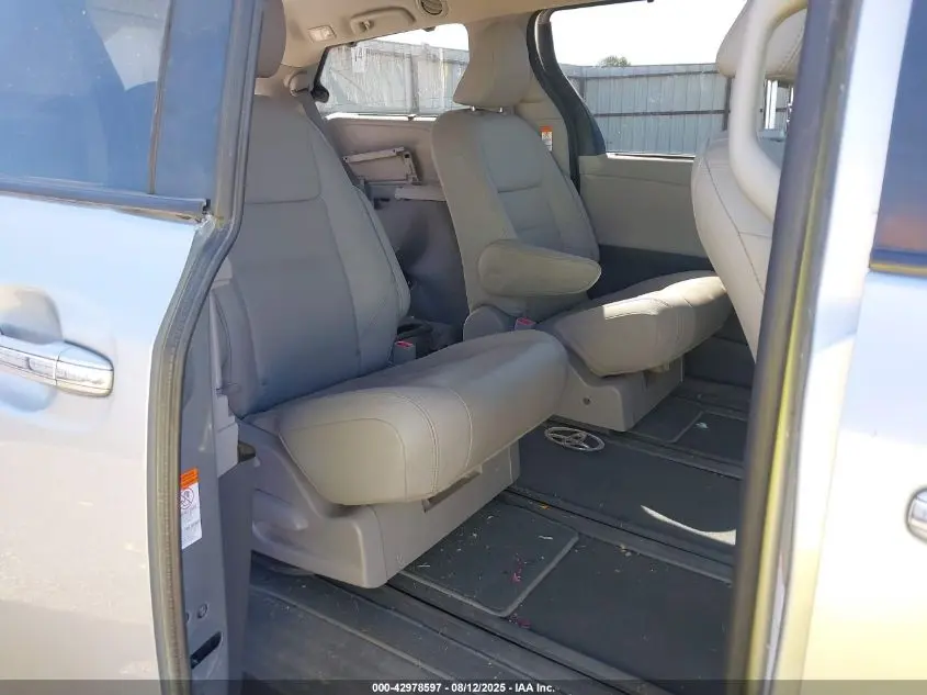 2020 TOYOTA SIENNA XLE