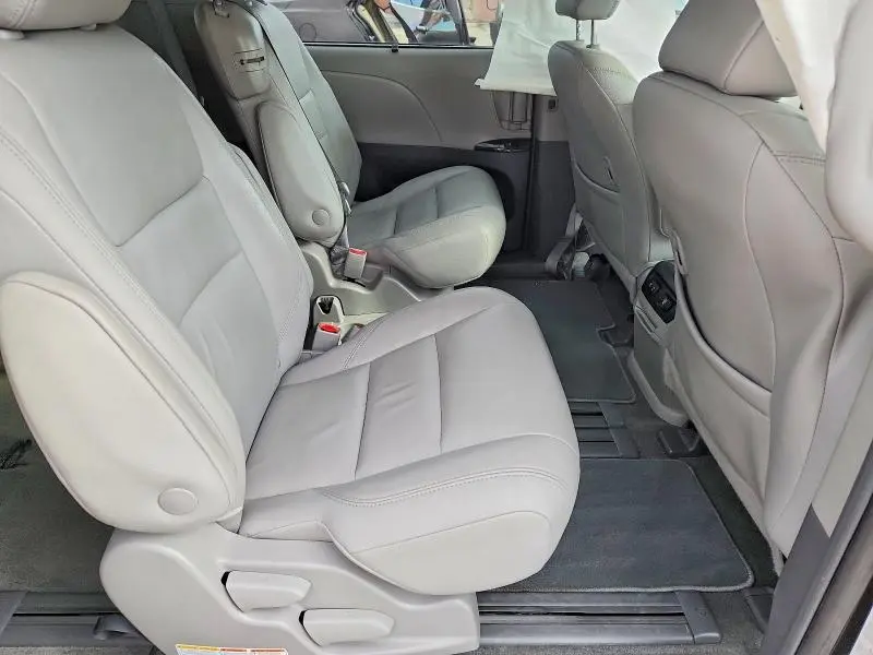 2018 TOYOTA SIENNA XLE PREMIUM 8-PASSENGER  