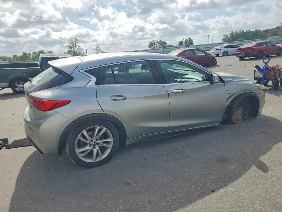 2018 INFINITI QX30 LUXURY  