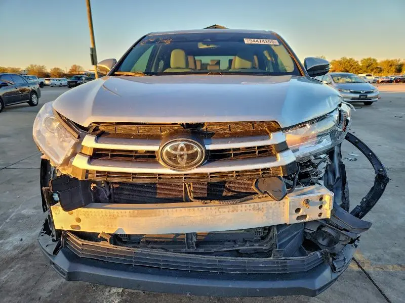 2017 TOYOTA HIGHLANDER LE  