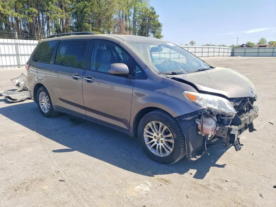 2015 TOYOTA SIENNA XLE 8-PASSENGER  