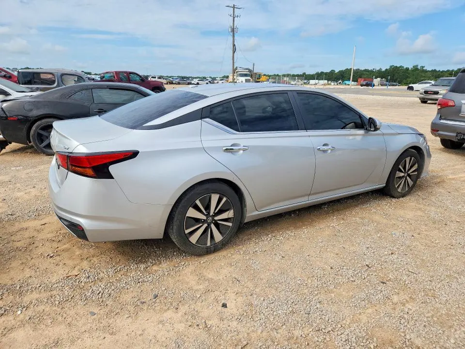 2022 NISSAN ALTIMA SV  