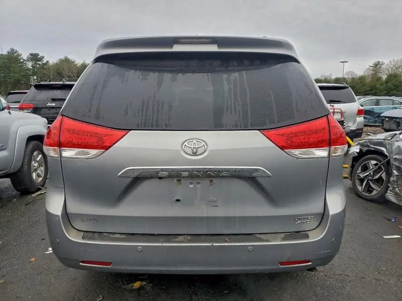 2013 TOYOTA SIENNA XLE  