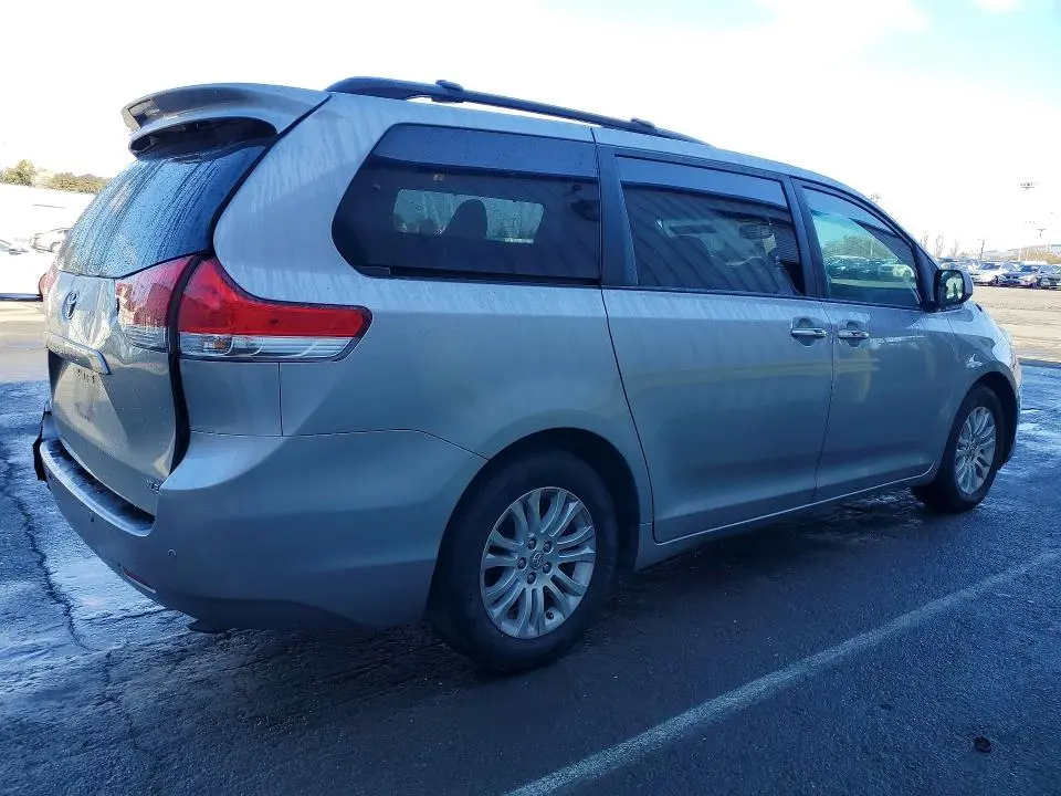 2012 TOYOTA SIENNA XLE  