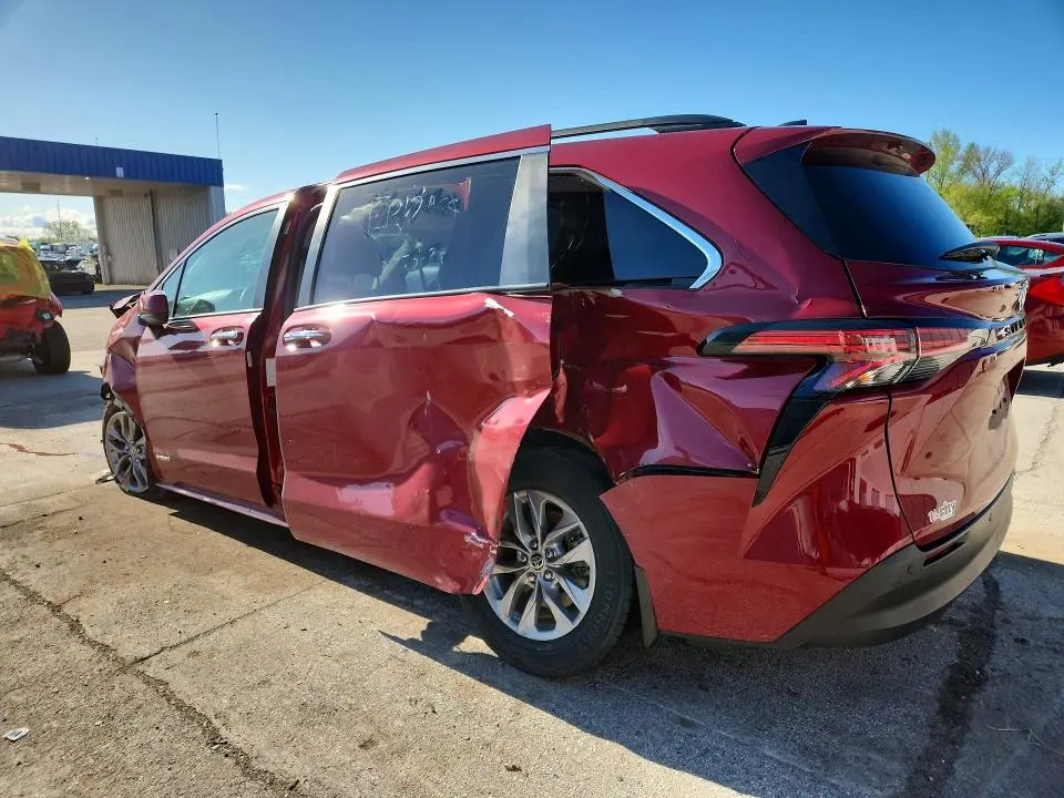 2021 TOYOTA SIENNA XLE  