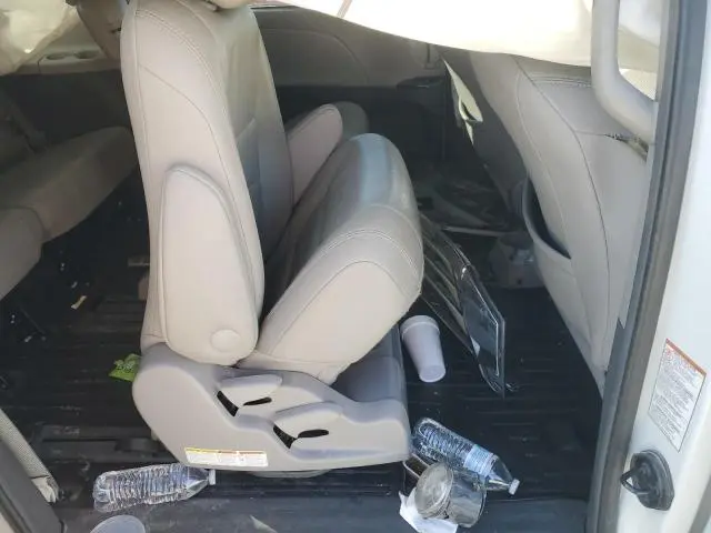 2017 TOYOTA SIENNA XLE  