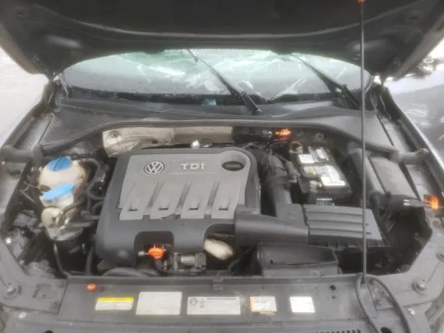 2013 VOLKSWAGEN PASSAT SE  