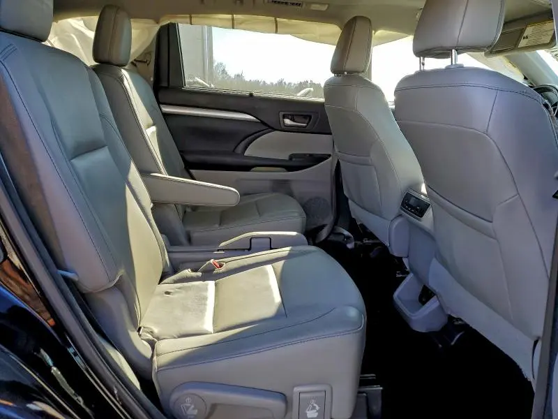 2017 TOYOTA HIGHLANDER SE  