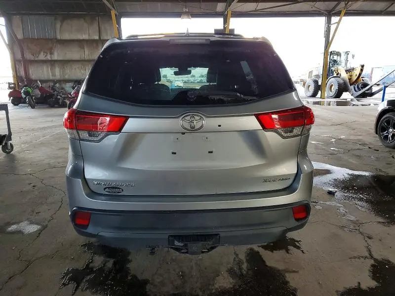 2017 TOYOTA HIGHLANDER SE  