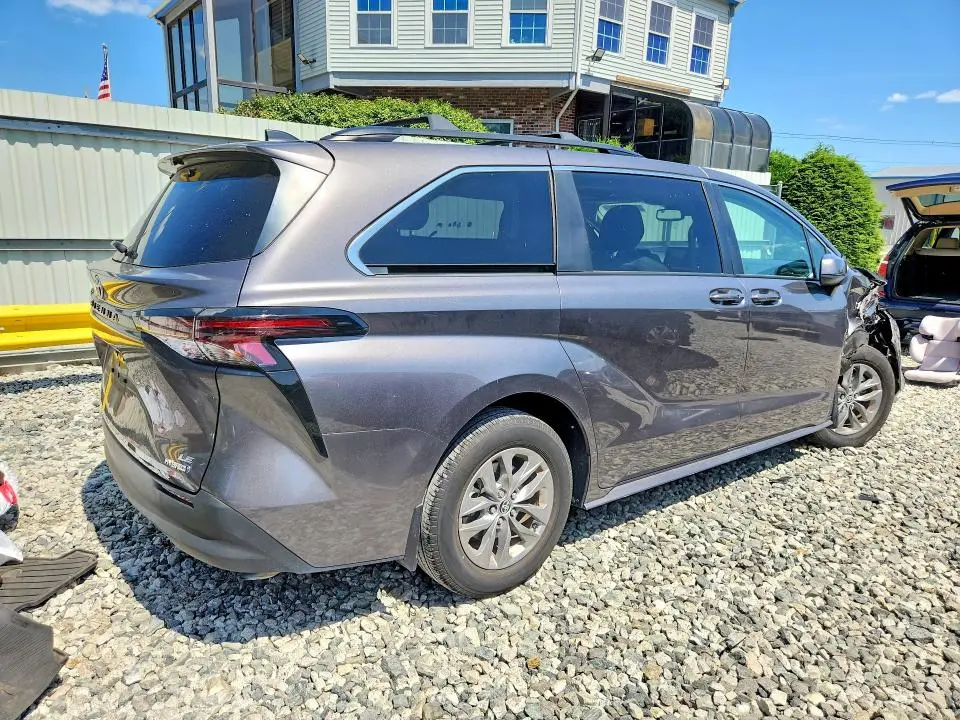 2024 TOYOTA SIENNA LE  