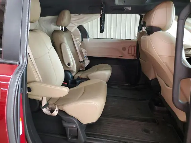 2021 TOYOTA SIENNA XLE  