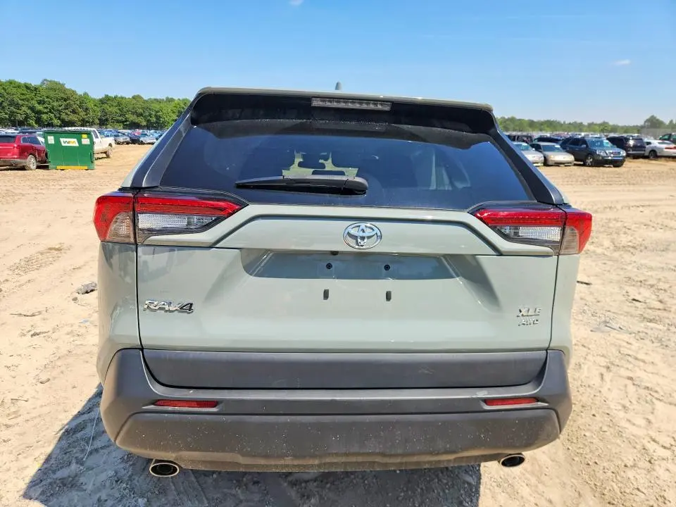 2022 TOYOTA RAV4 XLE  