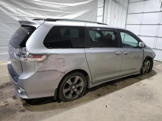 2017 TOYOTA SIENNA SE  