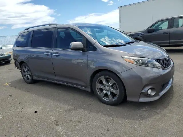 2017 TOYOTA SIENNA SE  