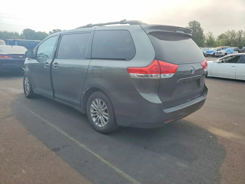 2013 TOYOTA SIENNA XLE 8-PASSENGER  