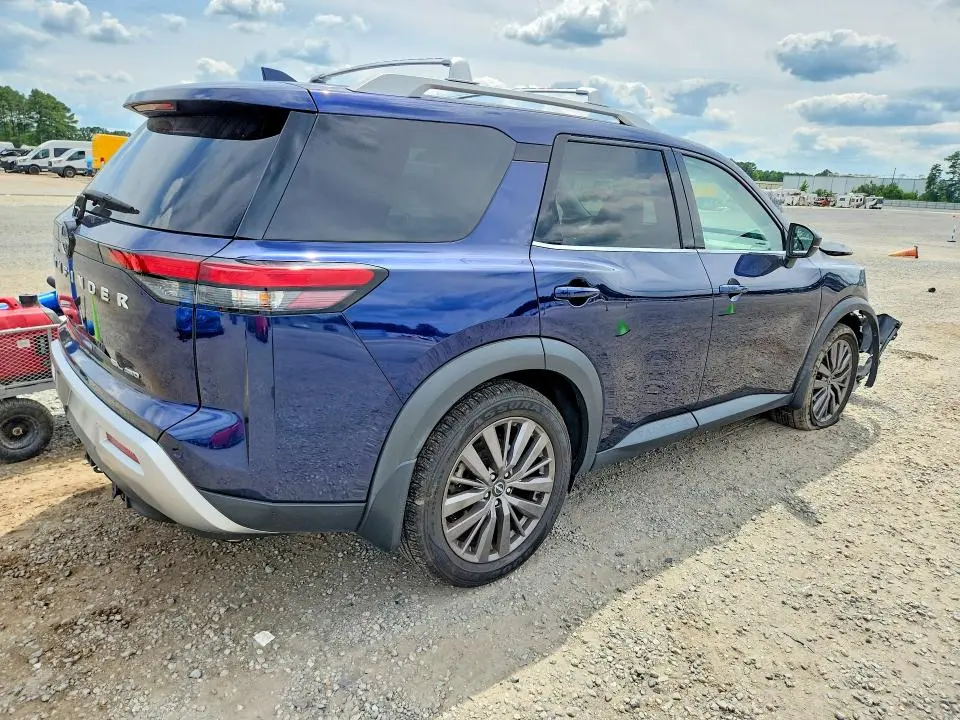 2022 NISSAN PATHFINDER SL  