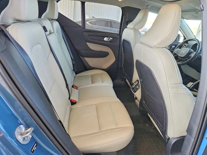 2023 VOLVO XC40 PLUS  