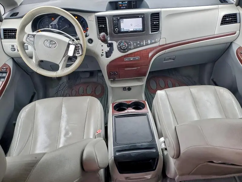 2014 TOYOTA SIENNA XLE  