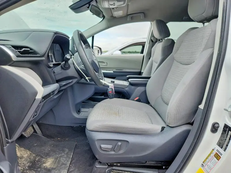 2021 TOYOTA SIENNA LE  