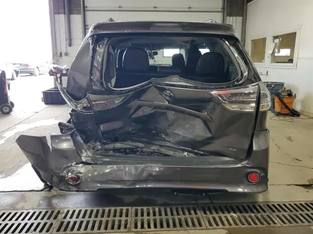 2017 TOYOTA SIENNA SE  
