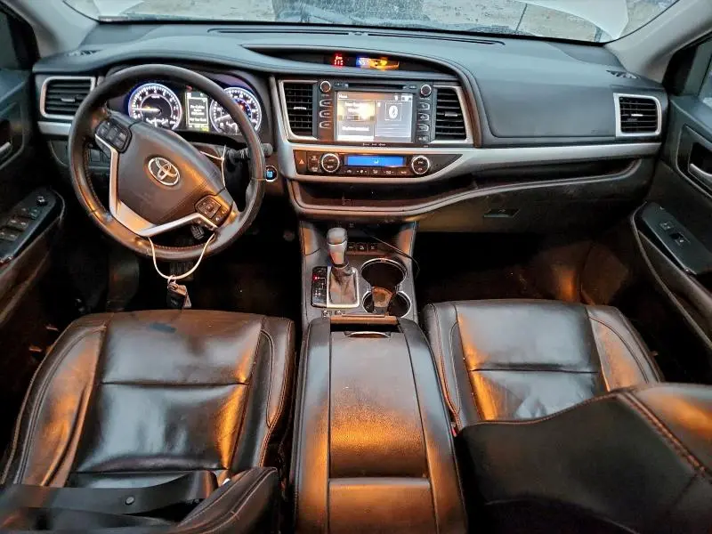 2017 TOYOTA HIGHLANDER SE  