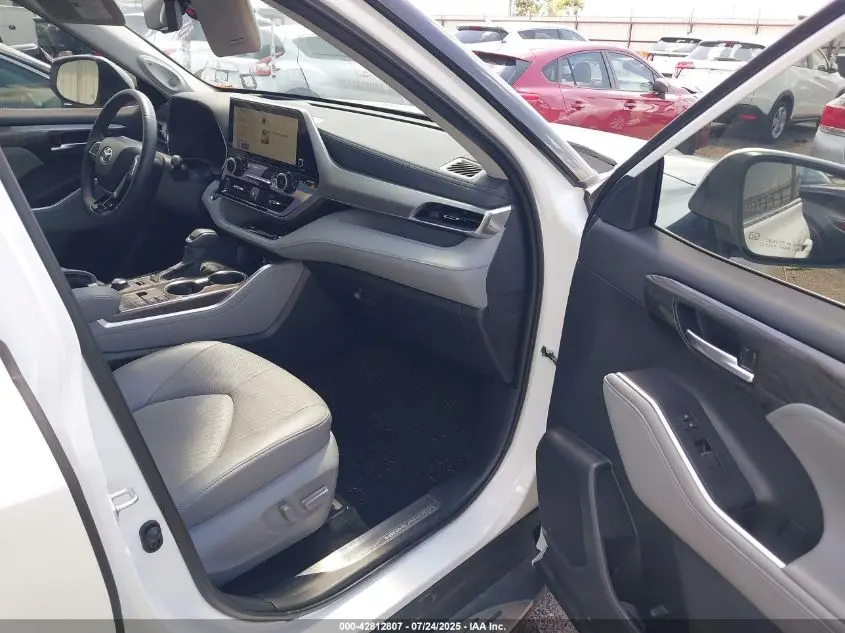 2024 TOYOTA HIGHLANDER PLATINUM