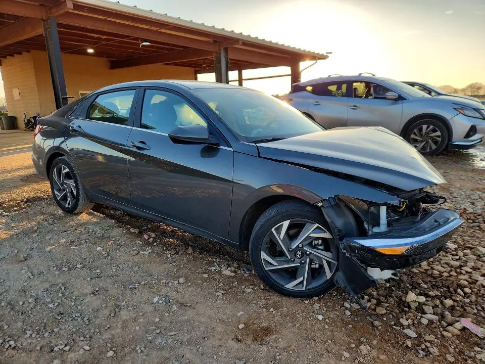 2024 HYUNDAI ELANTRA SEL  