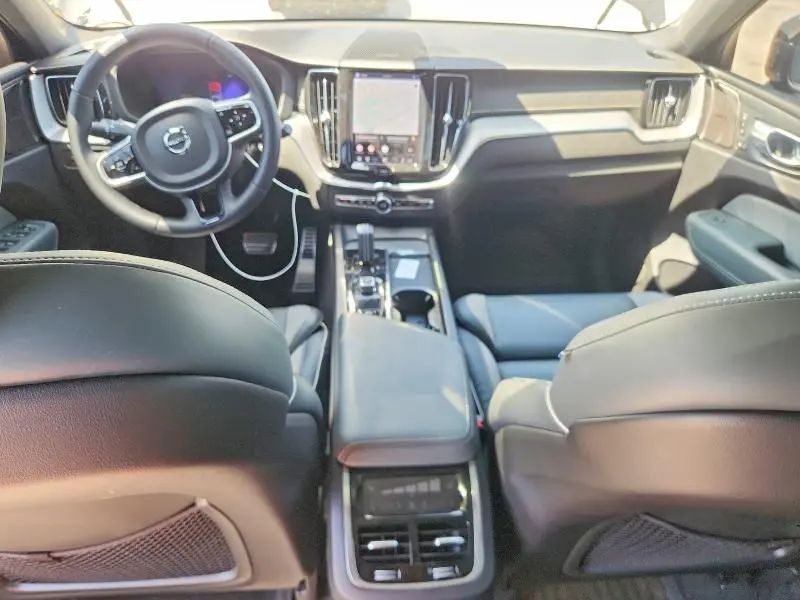 2022 VOLVO XC60 B6 R-DESIGN  