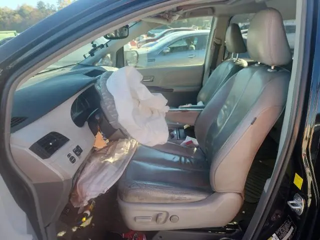 2011 TOYOTA SIENNA XLE  