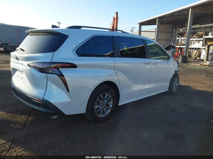 2025 TOYOTA SIENNA XLE